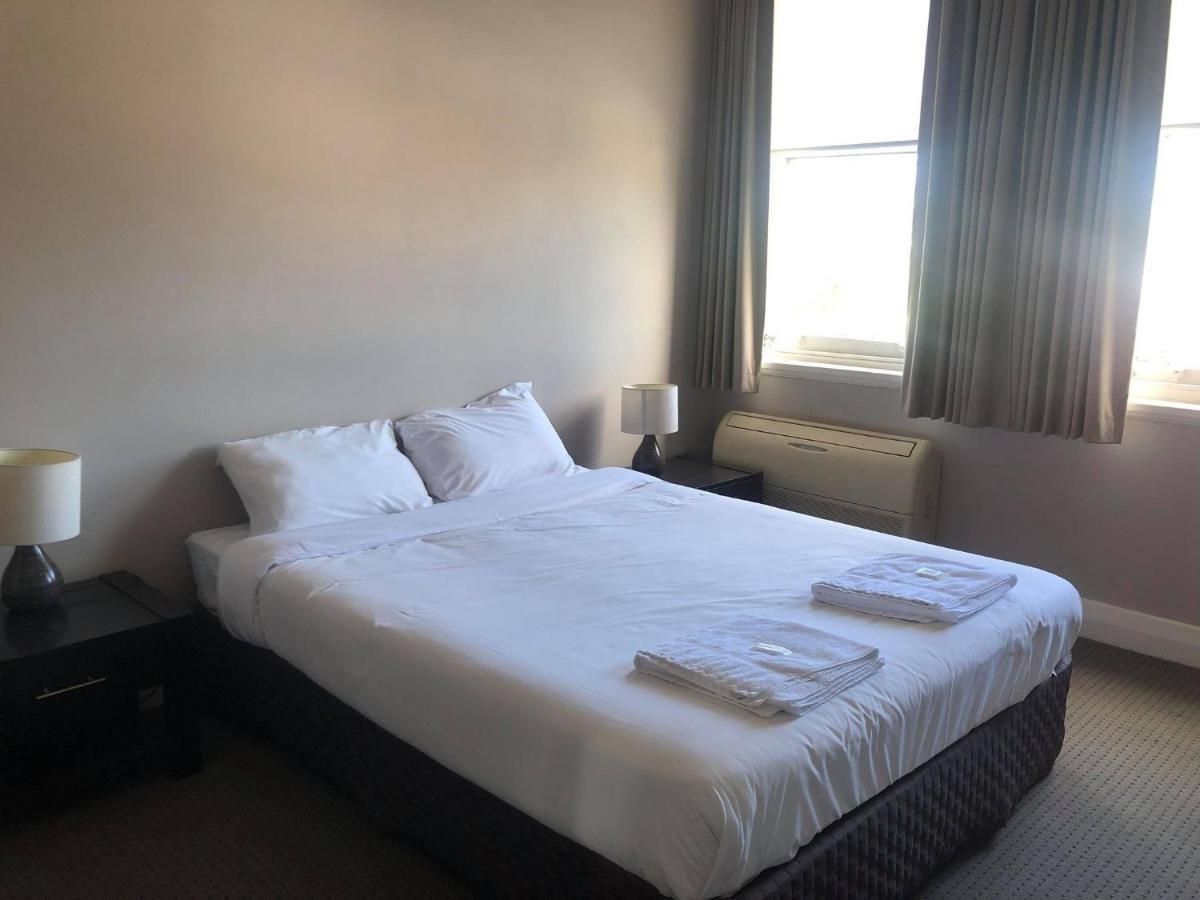 The Young Street Hotel Carrington Esterno foto